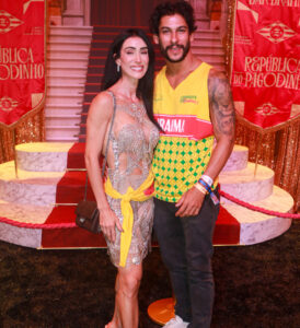 Gracyanne Barbosa e novo namorado trocam carinhos em segundo dia de desfiles de São Paulo; confira!