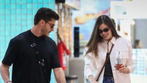 Aos 32 anos, Camila Queiroz faz rara aparição pública com Klebber Toledo e a filha de 2 meses