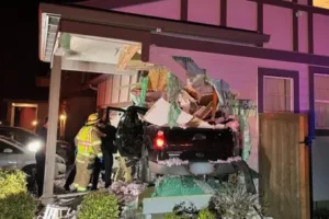 Caminhonete em alta velocidade “voa” e atinge casa; VEJA VÍDEO!