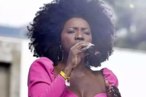 Cantora Adriana Araújo entra em coma após sofrer aneurisma