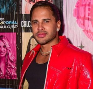 Lucas Guimarães passa por susto após ouvir briga de casal em hotel e aciona a polícia: Estou errado?