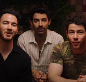 Cachorrinho entra no clima das Olimpíadas de Inverno ao jogar hockey no gelo