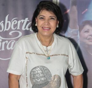 Roberta Miranda emociona ao comprar todas as pipocas de vendedora ambulante