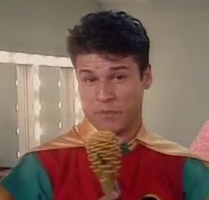 Após 30 anos enterrada, jaqueta de Dinho, do Mamonas Assassinas, continua preservada