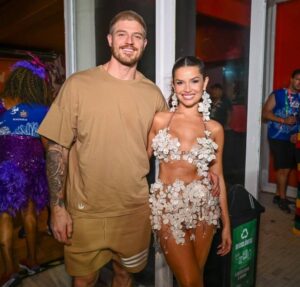 Juliette mostra as habilidades andando de moto avaliada em 139 mil reais, e namorado reage: Posso andar na sua garupa?