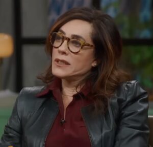 Muito educado! Cachorrinho encanta web ao carregar a própria mochila