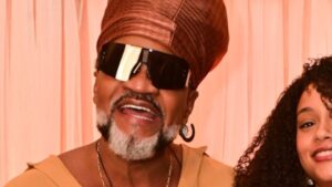 Aos 19 anos, filha de Carlinhos Brown faz raríssima aparição em público com o pai