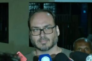 Carlos Bolsonaro revela que sofreu buscas e apreensões