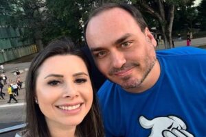 Carlos Bolsonaro publica foto com Caroline de Toni em meio a racha no Senado de SC