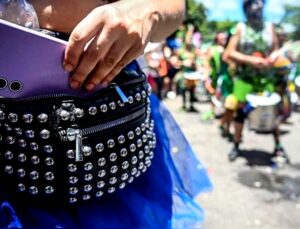 Perdeu o celular no carnaval? Saiba o que fazer e como proteger seus dados