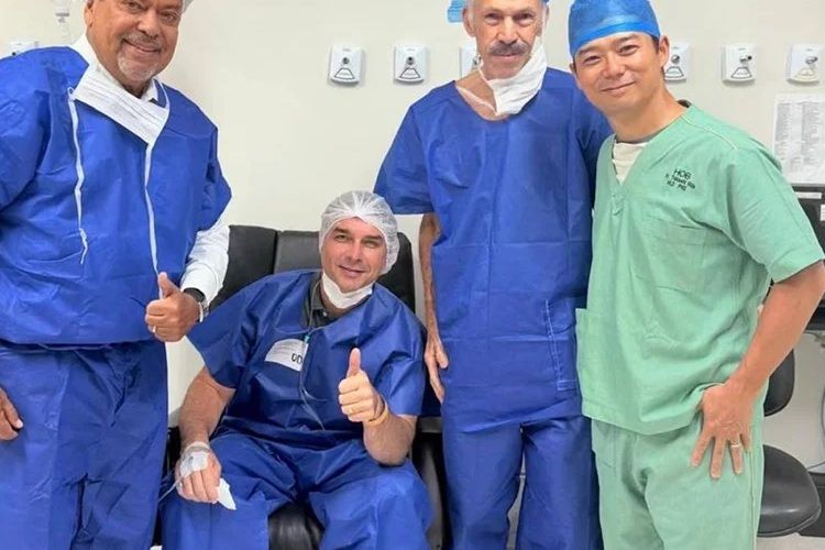 Flávio Bolsonaro é internado e passa por cirurgias em Brasília