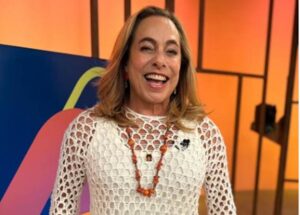 Cissa Guimarães comemora dois anos no ‘Sem Censura’