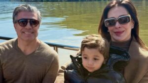 Com o filho e o marido, Claudia Raia visita a cidade de seu avô: ‘Muito especial’