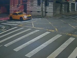 Homem atropela a ex e a carrega no capô por várias ruas; VEJA VÍDEO