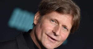 Modelo acusa ator de ‘De Volta Para o Futuro’ de agressão e de transformá-la em escrava sexual