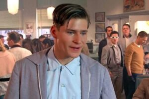 Modelo diz que foi agredida, enganada e transformada em escrava sexual por ator de ‘De Volta para o Futuro’