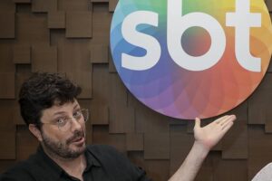 SBT e Danilo Gentili assinam renovação de contrato; veja fotos