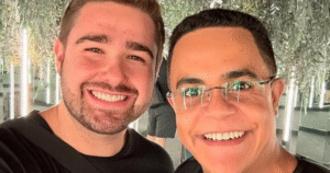 Apresentador da Globo assume relacionamento e recebe carinho de colegas; saiba quem é o namorado