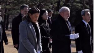 Lula recebe luva personalizada com nove dedos em visita à Coreia do Sul; veja reação