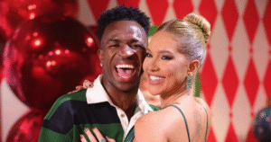 Virginia Fonseca ganha presente e declaração escrita à mão por Vini Jr. ao chegar na Espanha