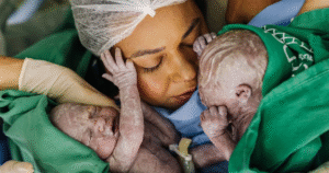 Influencer Bruna Lohaine dá à luz gêmeos após sofrer parada cardiorrespiratória; um dos bebês está na UTI