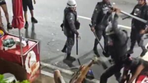 Catador arremessa lata contra PM durante Carnaval; veja vídeo