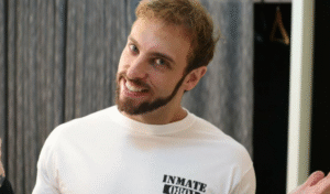 Debochou? Leo Lins faz “chá-revelação” para anunciar absolvição na Justiça; veja vídeo