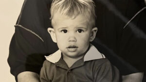 Quem é essa criança da foto? Ele já está com 42 anos e é pai de uma menina de 7 anos