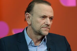 Líder do PT admite derrota ‘nas ruas’ e chama Flávio Bolsonaro de ‘pedra no sapato’