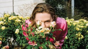 Com irmãs mega famosas, atriz celebra 37 anos com fortuna de R$ 60 milhões e mansão longe dos paparazzi