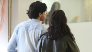 Aos 49 anos, atriz faz rara aparição em público com o marido