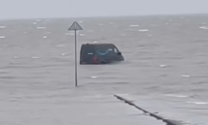 Motorista segue GPS, entra em rota proibida e fica ilhado em rio durante maré alta no Reino Unido