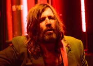 Cantor Evan Dando é internado após acusação de envio de vídeo íntimo a fã; esposa diz que músico vive “grave episódio”