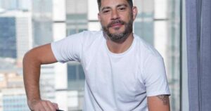 Evaristo Costa responde questionamento sobre sexualidade: ‘Dispenso amigas homofóbicas’