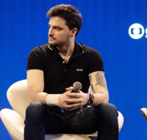 Felipe Neto lamenta morte do cachorro de estimação: Adeus, meu filhinho