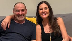 Aos 26 anos, filho de Adriana Esteves e Marco Ricca rouba a cena em foto na praia