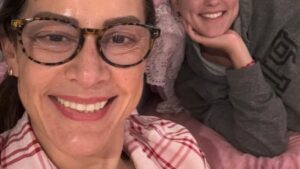 Aos 20 anos, filha de Silvia Abravanel rouba a cena em foto com a mãe: ‘Linda’