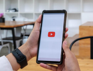 Youtuber terá que pagar R$ 70 mil por vídeo que ofendeu bebê