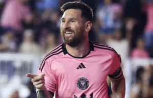 Messi é derrubado após invasão de torcedor em amistoso do Inter Miami; veja vídeo