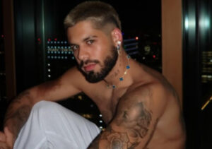 Zé Felipe exibe nova tatuagem em área íntima; veja vídeo