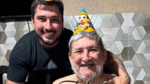 Pai de influenciador que ‘guardou’ parte do crânio na barriga morre aos 68 anos