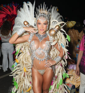 Após brilharem na comissão de frente, Thelma Assis e Fred Nicácio comemoram vitória da Mocidade Alegre no Carnaval de São Paulo