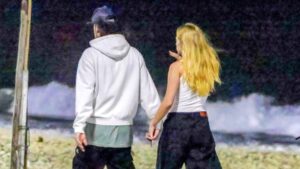 Aos 52 anos, cantor faz rara aparição em público com a esposa 26 anos mais nova