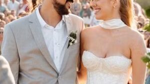 Cantor de 52 anos é dono de mansão de luxo e teve casamento com esposa 26 anos mais jovem