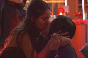 BBB 26: Chaiany e Gabriela se beijam em festa