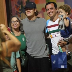 Lucas Pinheiro Braathen se arrisca na dancinha ao lado de familiares em restaurante no Rio de Janeiro