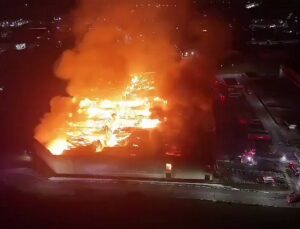 Incêndio destrói galpão e mais de 40 bombeiros são chamados; VEJA VÍDEO