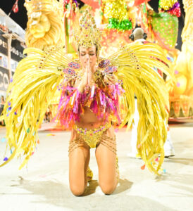 Com fantasia de pirata, Viviane Araújo entra na avenida como Rainha de Bateria do Salgueiro: Me sinto com 20 anos