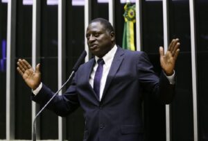 Aliado de Bolsonaro, Hélio Negão tem pressa e pede votação imediata para vaga no TCU