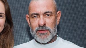 Aos 51 anos, Henrique Fogaça faz rara aparição com a esposa em público